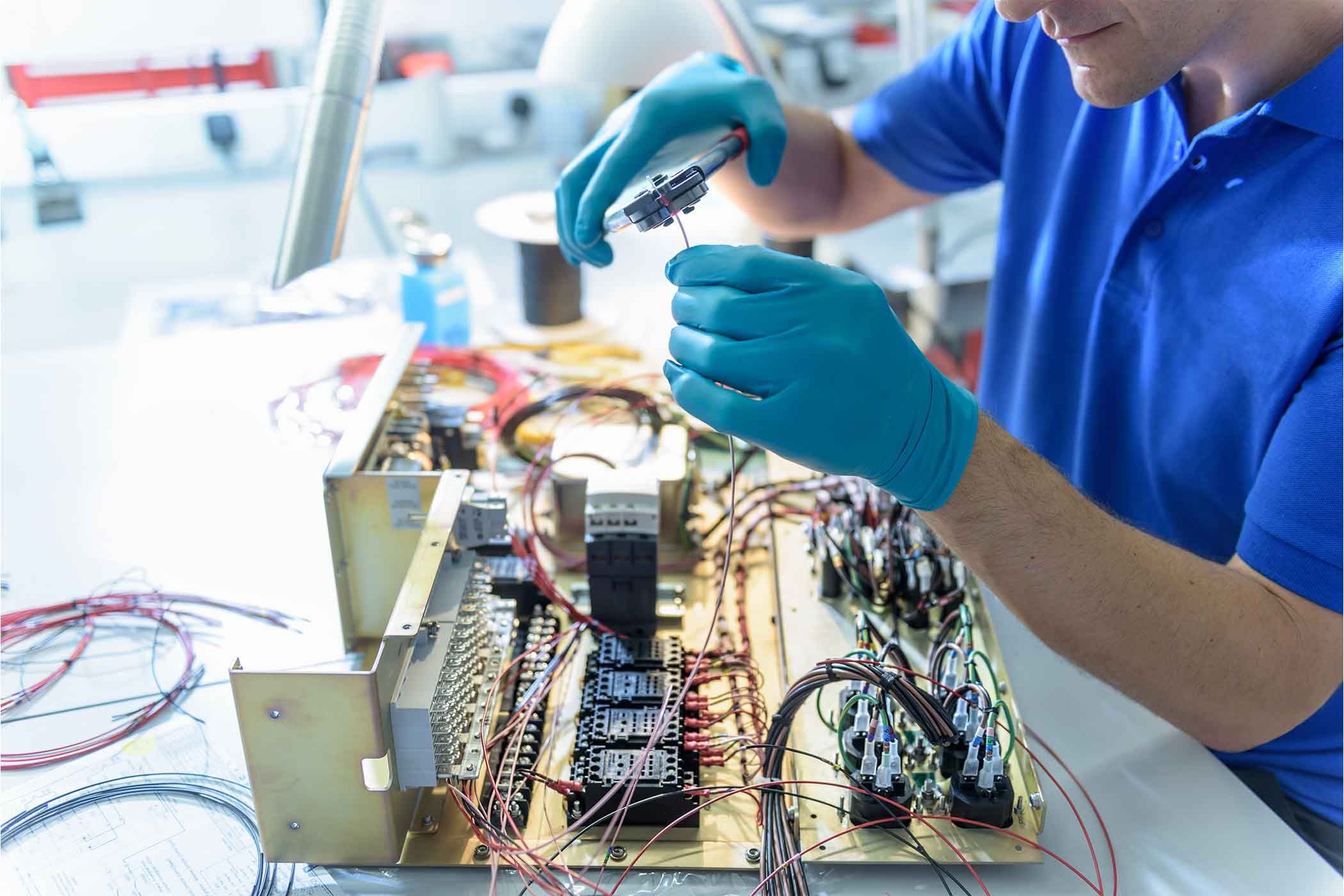 Ingeniero trabajando sobre un tablero de control electrónico
