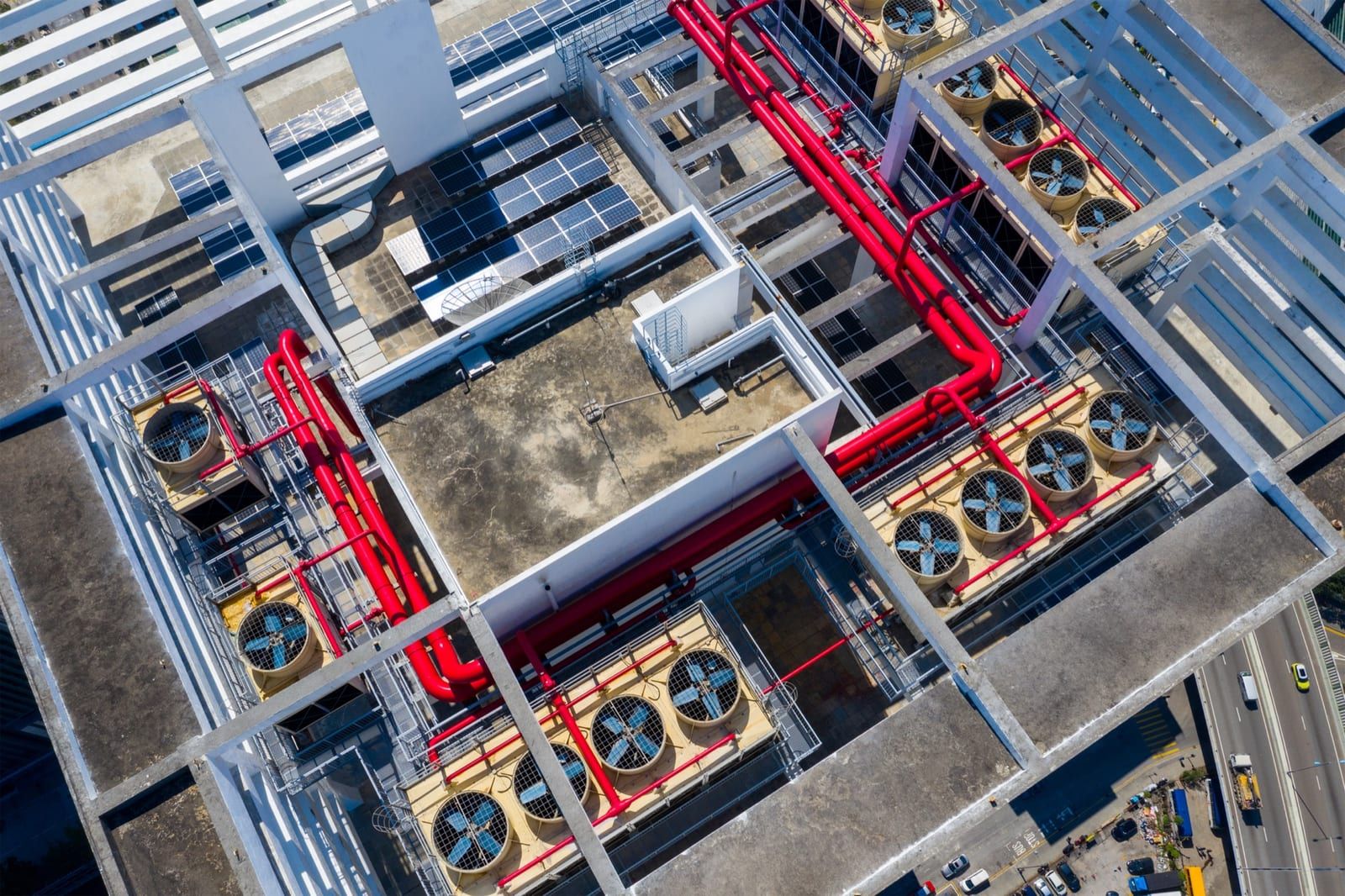 Sistema HVAC industrial en azotea con unidades de ventilación y tuberías